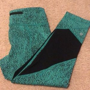💕SOLD💕 Lululemon Teal Black Speckled Capris Sz 8